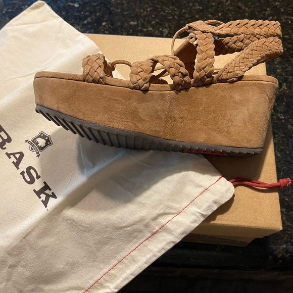 Brand new never worn trask sandals - Picture 4 of 4